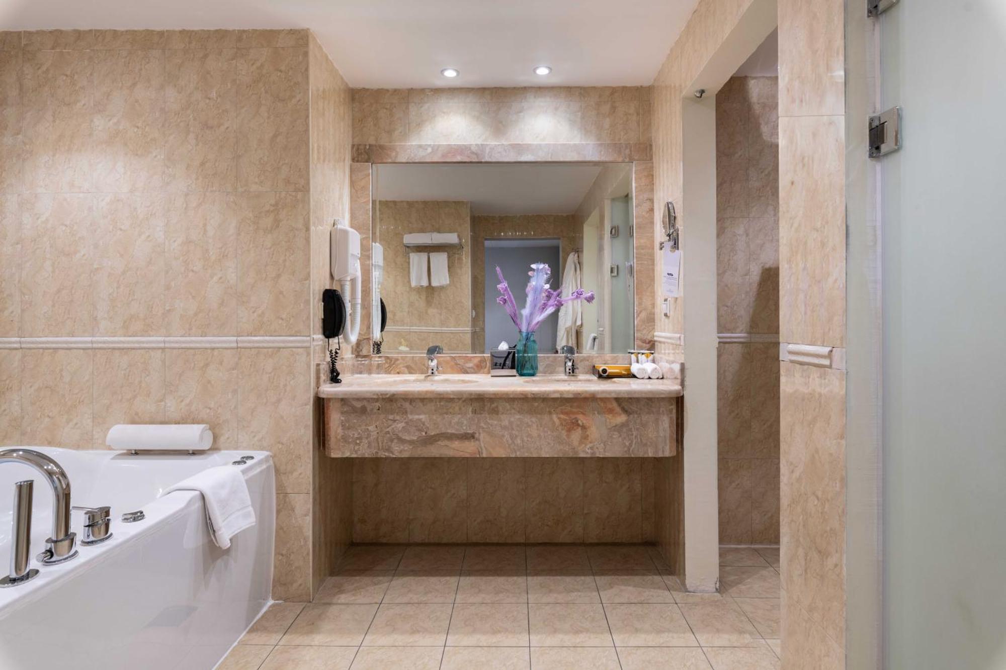 Warwick Al Jubail Hotel Екстериор снимка
