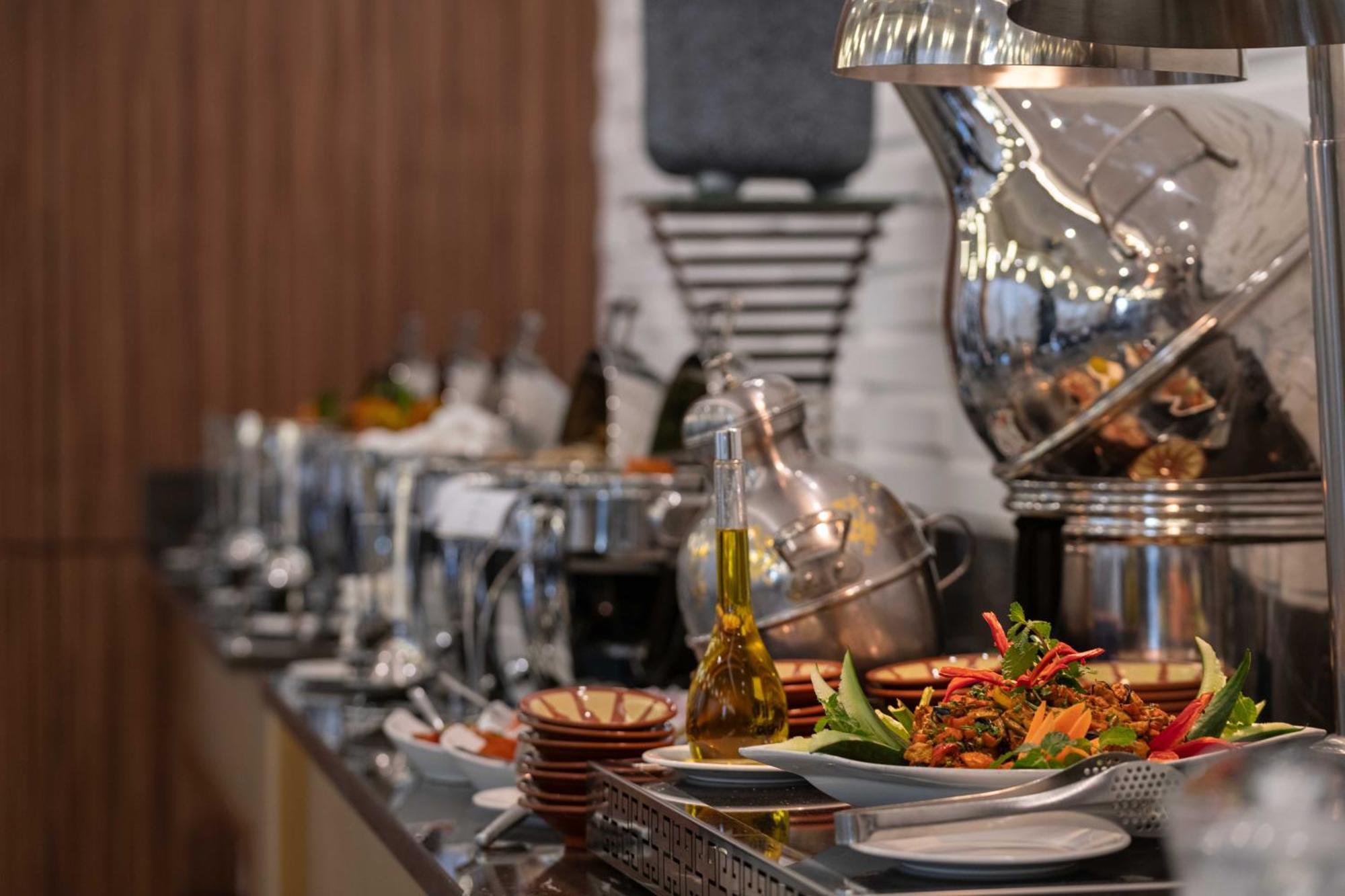 Warwick Al Jubail Hotel Екстериор снимка